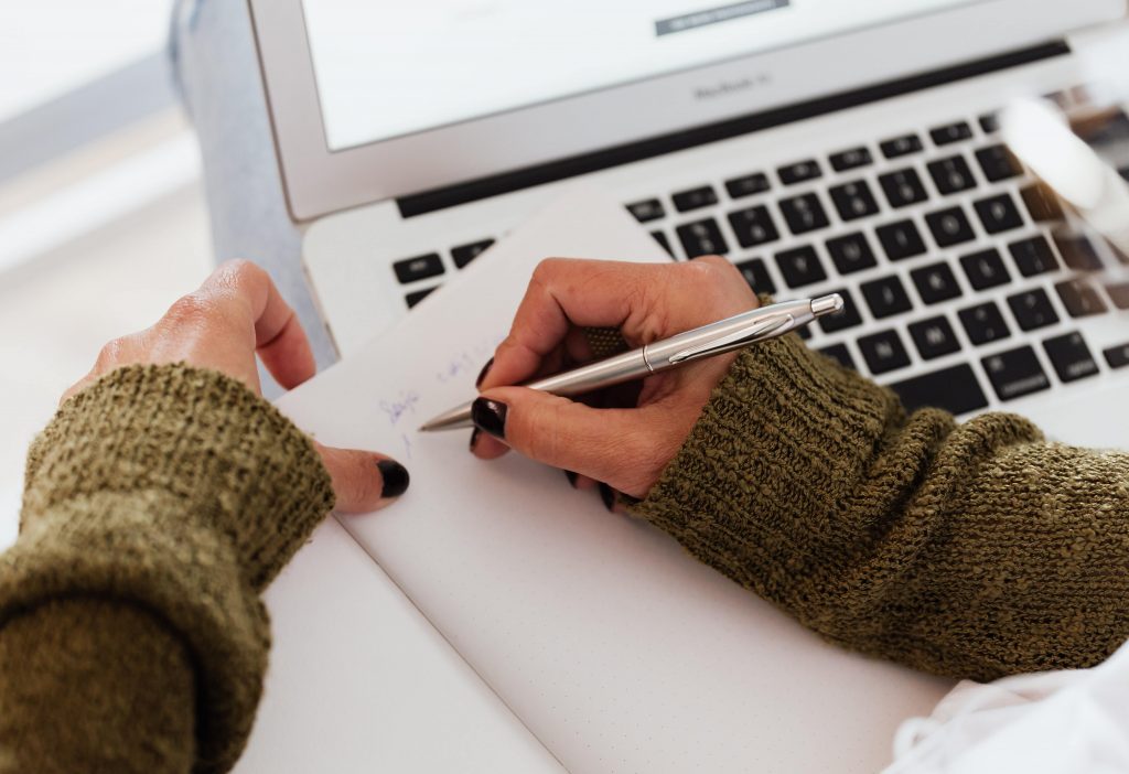 TRAINING ONLINE WRITING SKILL FOR SECRETARY